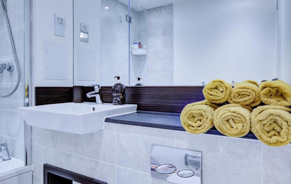 Luxury 2 Bed Flat In A New Block In East Acton Londra