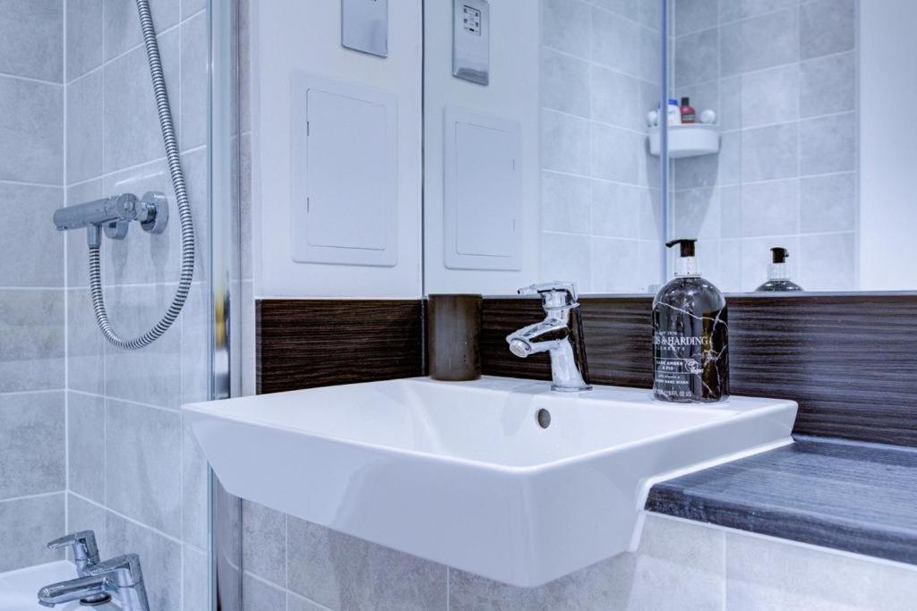 Luxury 2 Bed Flat In A New Block In East Acton Appartamento Londra